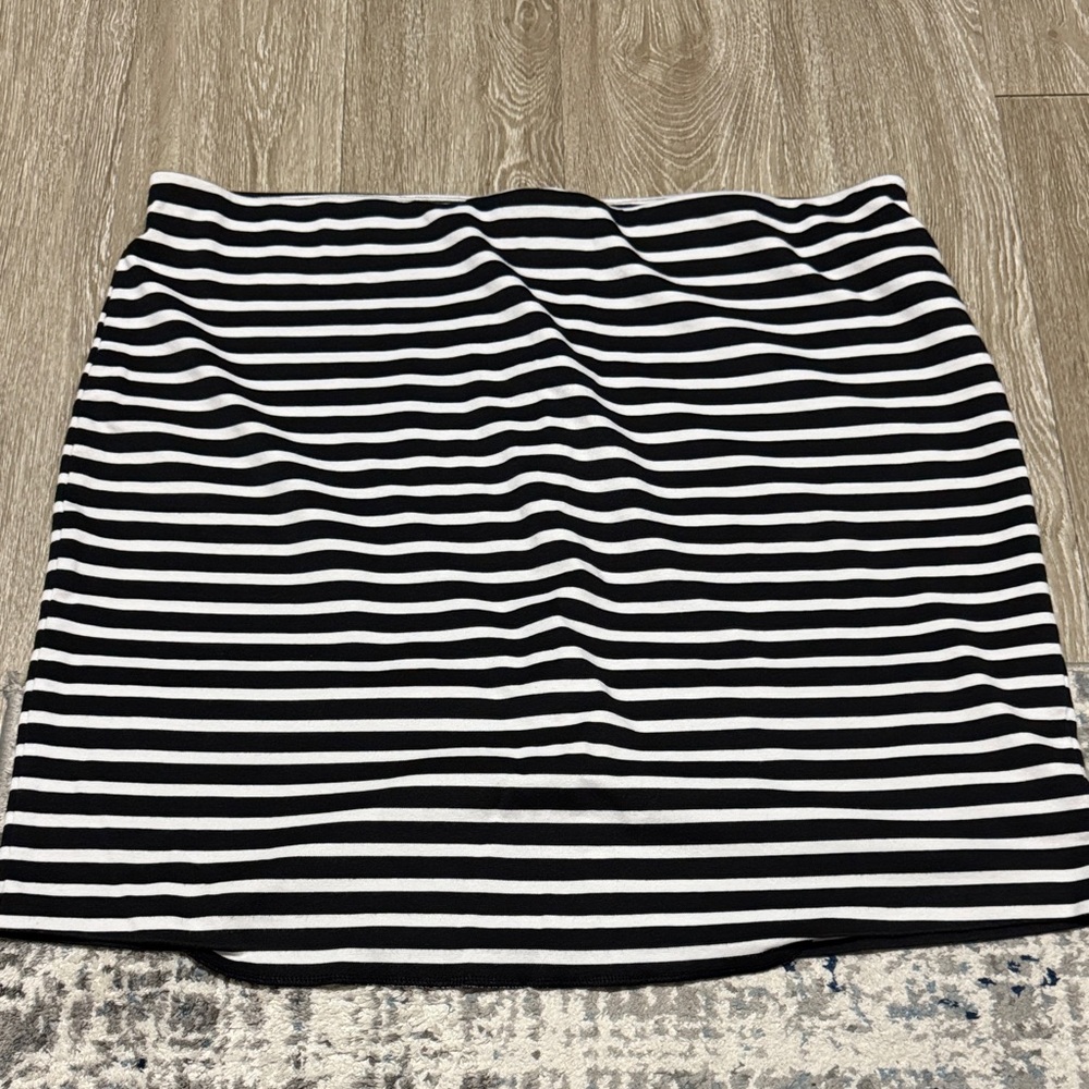 Old navy Black and White Striped Women's stretchy Skirt size XL